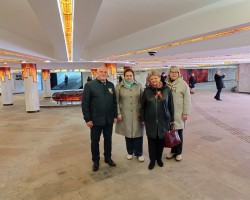 Представители издательства «Адукацыя і выхаванне» совместно с министром образования Андреем Иванцом возложили цветы к Монументу Победы Представители издательства «Адукацыя і выхаванне» совместно с министром образования Андреем Иванцом возложили цветы к Монументу Победы